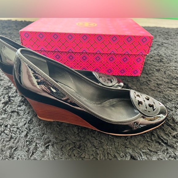 Tory Burch Black Wedge Shoes with Elegant Design - Picture 4 of 7